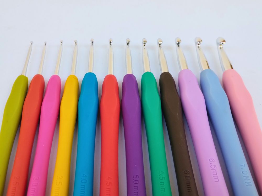 Kit de agulhas de crochê ergonômicas NYBC de 12 peças com cabos emborrachados de diferentes cores, do tamanho 2 mm ao 8 mm.